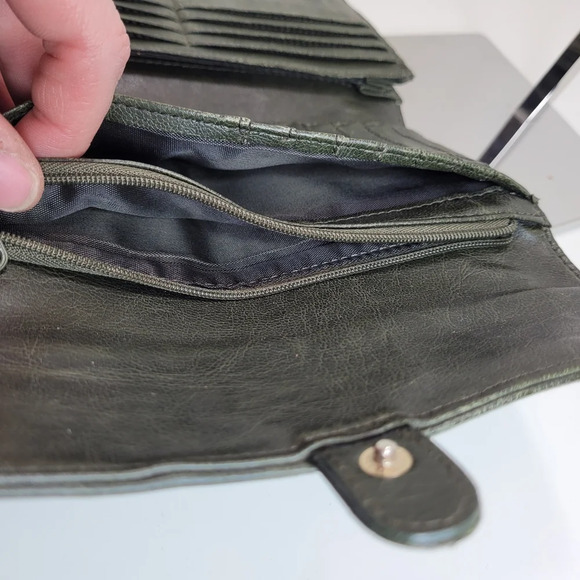 Liz Claiborne Green Faux Leather Trifold Front Snap Button Wallet - Picture 9 of 14